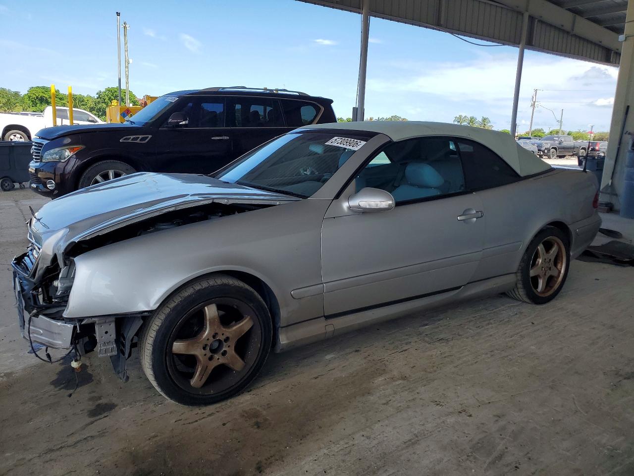 2002 Mercedes-Benz CLK 320/430, VIN WDBLK70G52T113813 — Front end