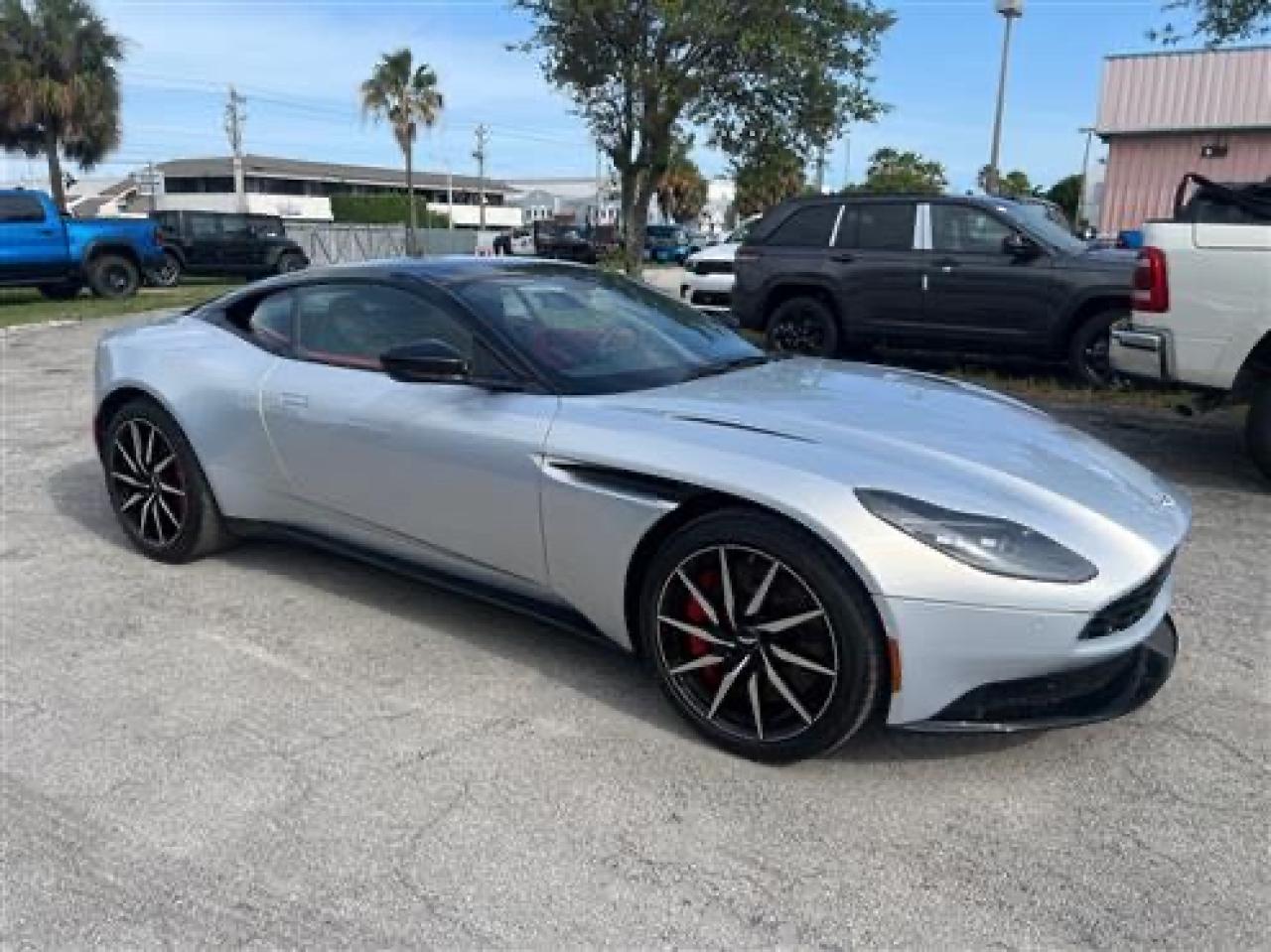 2021 Aston Martin DB11 V8, VIN SCFRMFAWXMGL10429 — Обычный износ