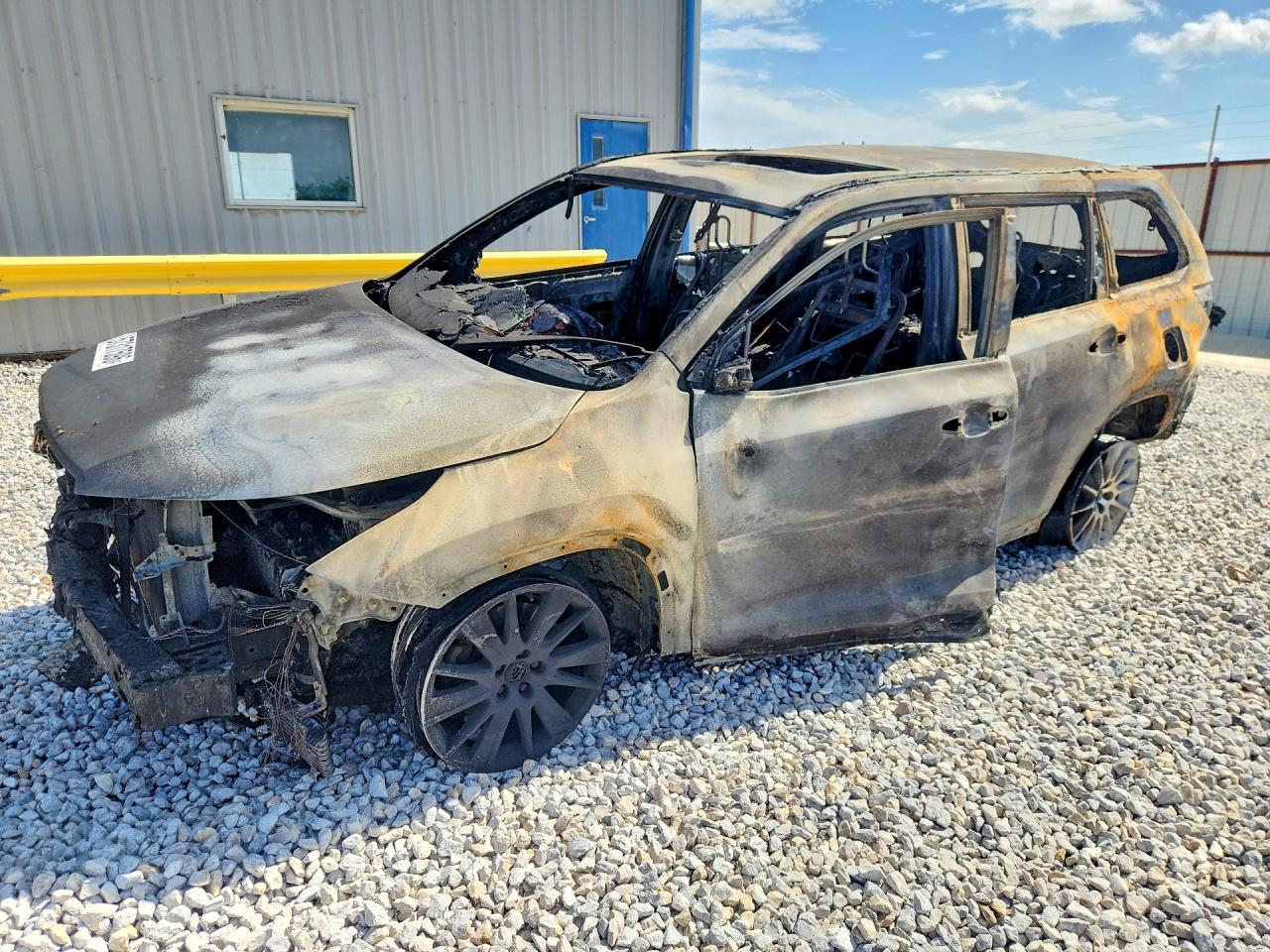 2019 Toyota Highlander XLE, VIN 5TDKZRFH1KS316006 — Burn