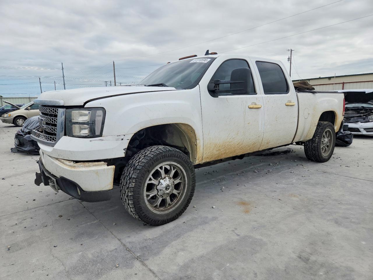 2011 GMC Sierra 2500HD Denali, VIN 1GT125C80BF254479 — Front end