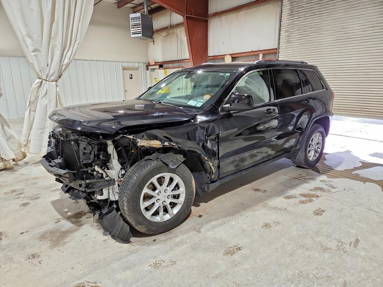 2021 Jeep Grand Cherokee Laredo X, VIN 1C4RJFAG0MC525289 — Front end