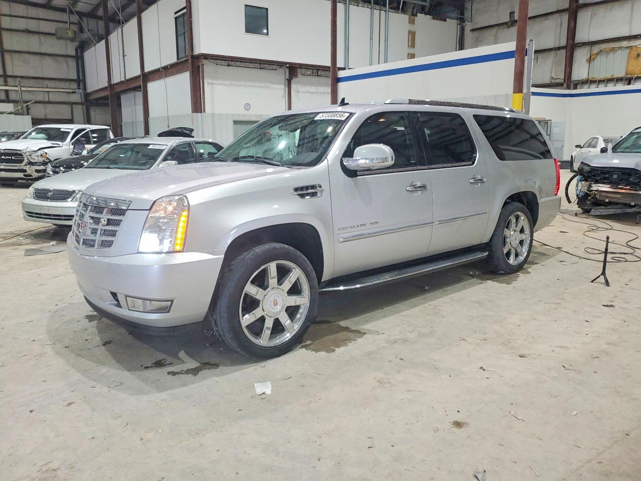 2013 Cadillac Escalade ESV Luxury, VIN 1GYS4HEFXDR130047 — Зад
