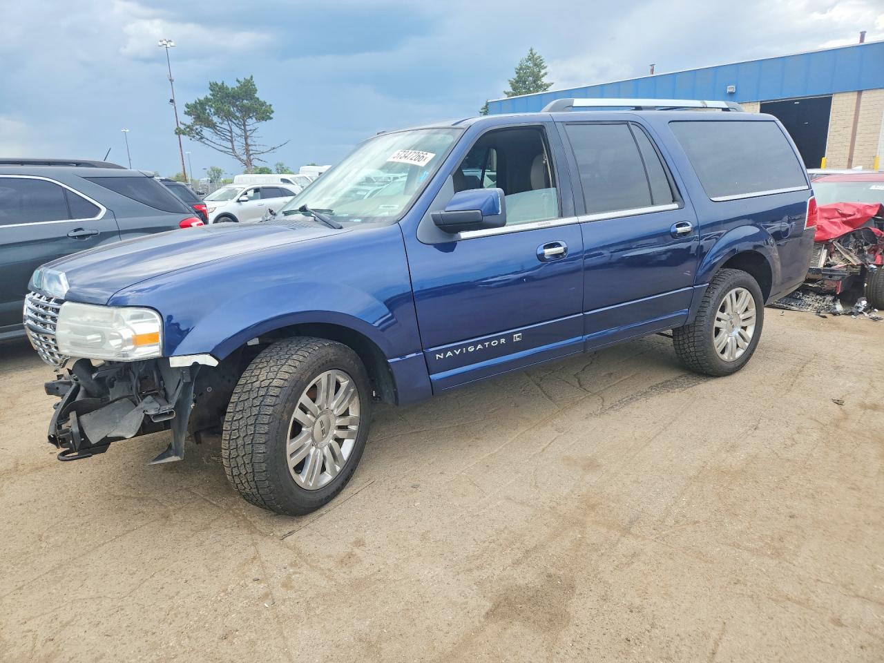 2012 Lincoln Navigator, VIN 5LMJJ3J53CEL01651 — Front end