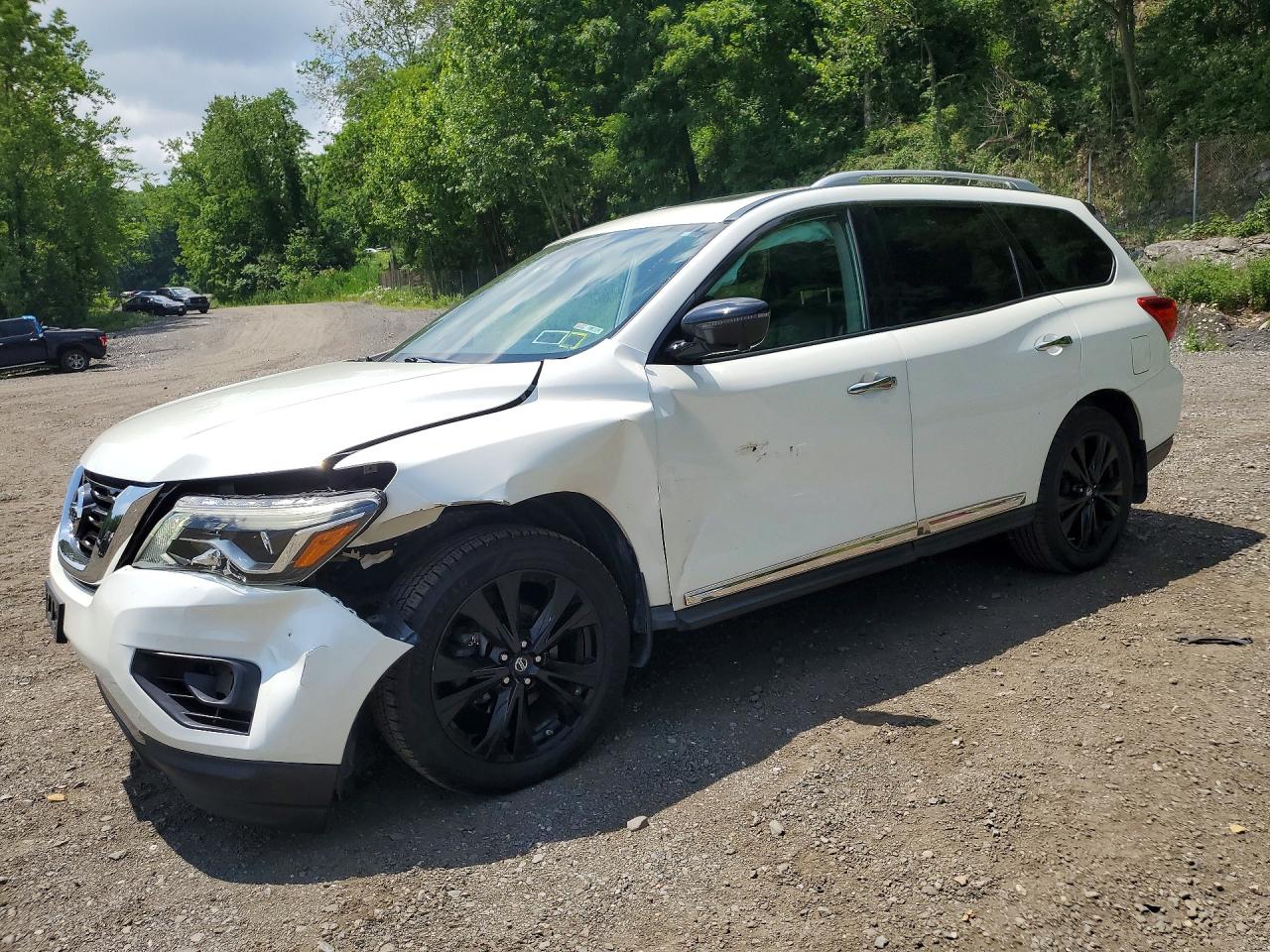 2017 Nissan Pathfinder Platinum, VIN 5N1DR2MM8HC681398 — Перед