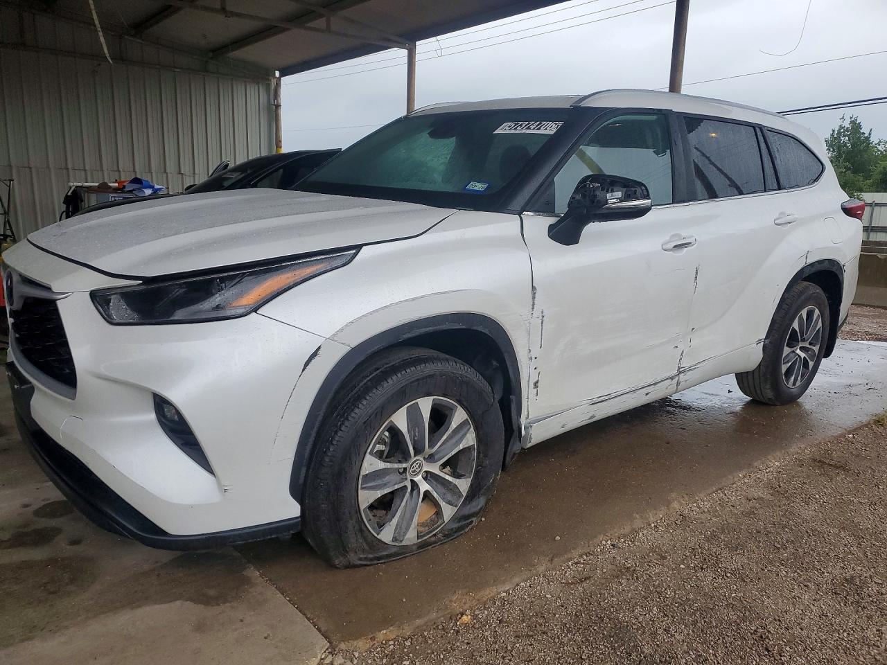2026 Toyota Highlander XLE, VIN 5TDKDRBH0TS608493 — Front end