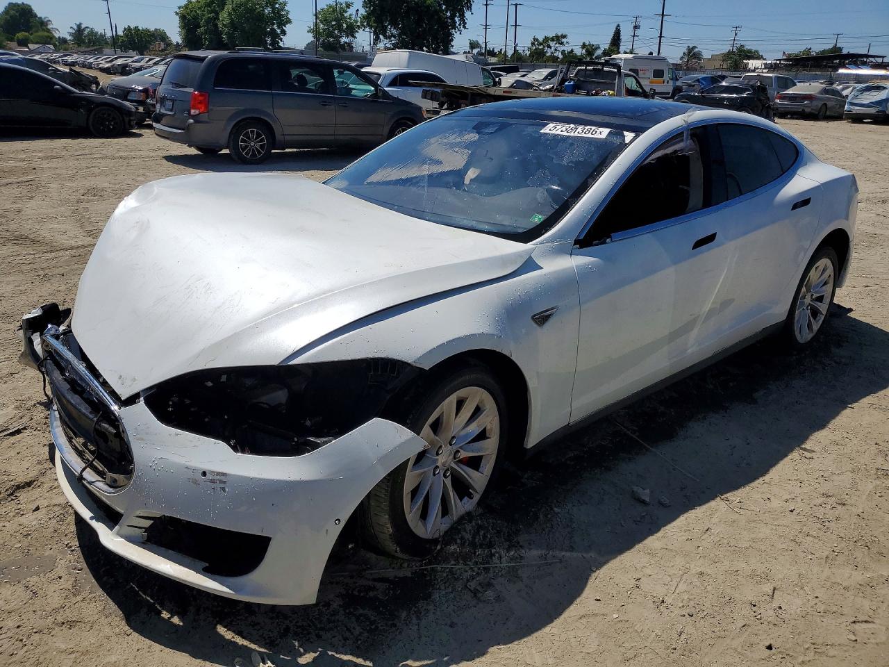 2016 Tesla Model S 90D, VIN 5YJSA1E40GF134171 — Перед