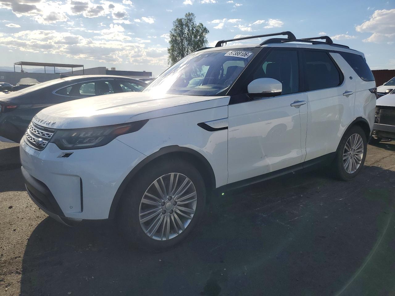 2017 Land Rover Discovery HSE Luxury, VIN SALRHBBK5HA045458 — Front end