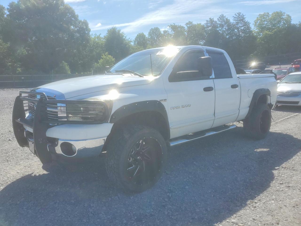 2006 Dodge 1500 SLT, VIN 1D7HU182X6S675943 — Перед