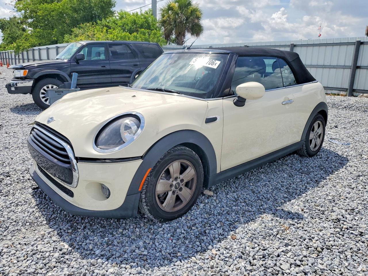 2020 MINI Convertible Cooper, VIN WMWWJ3C06L3L43500 — Перед