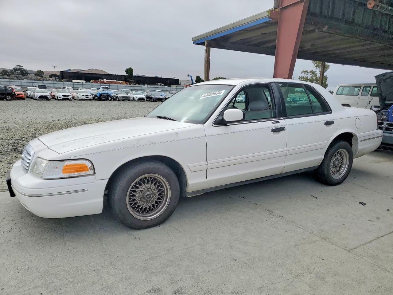2000 Ford Crown Victoria LX, VIN 2FAFP74W8YX154746 — Front end