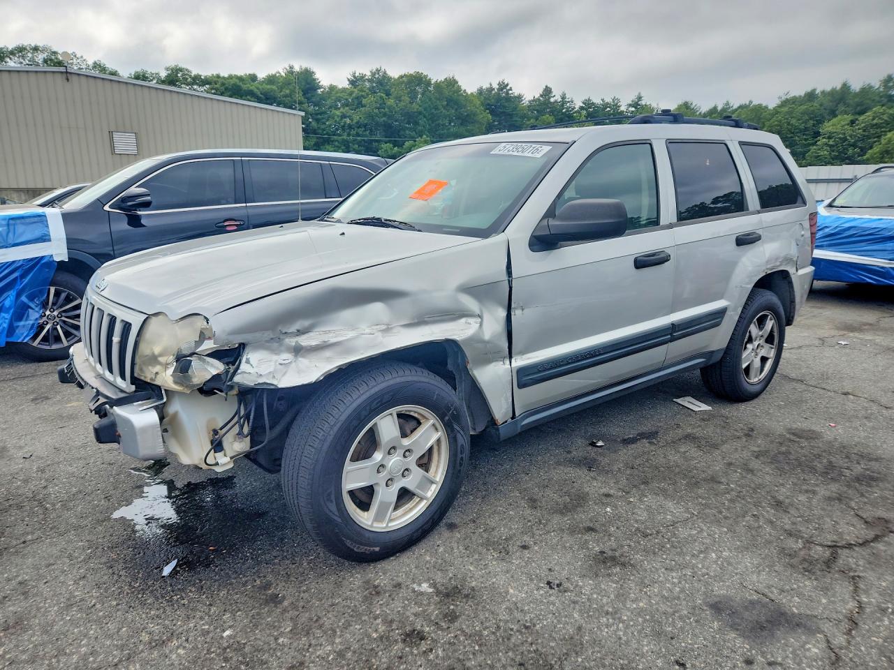 2005 Jeep Grand Cherokee Laredo, VIN 1J4GR48K35C538077 — Front end
