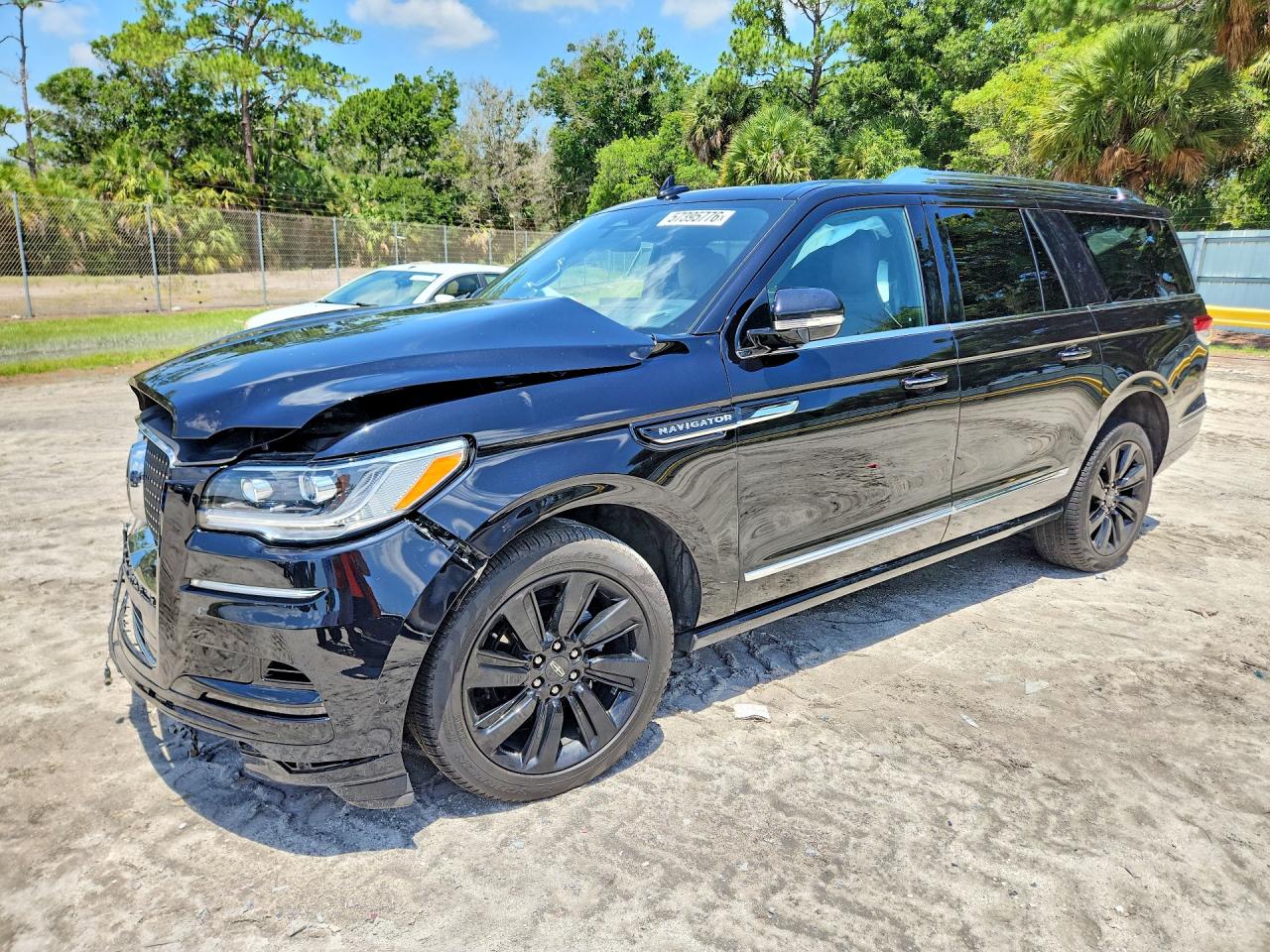 2023 Lincoln Navigator Reserve, VIN 5LMJJ3LG9PEL11220 — Front end