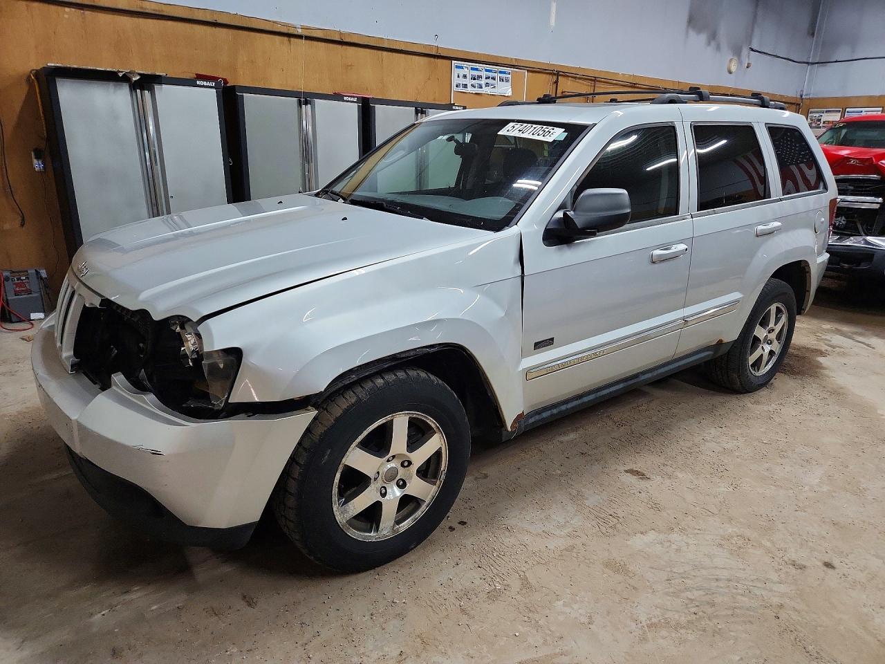 2009 Jeep Grand Cherokee Laredo, VIN 1J8GR48K59C542880 — Front end