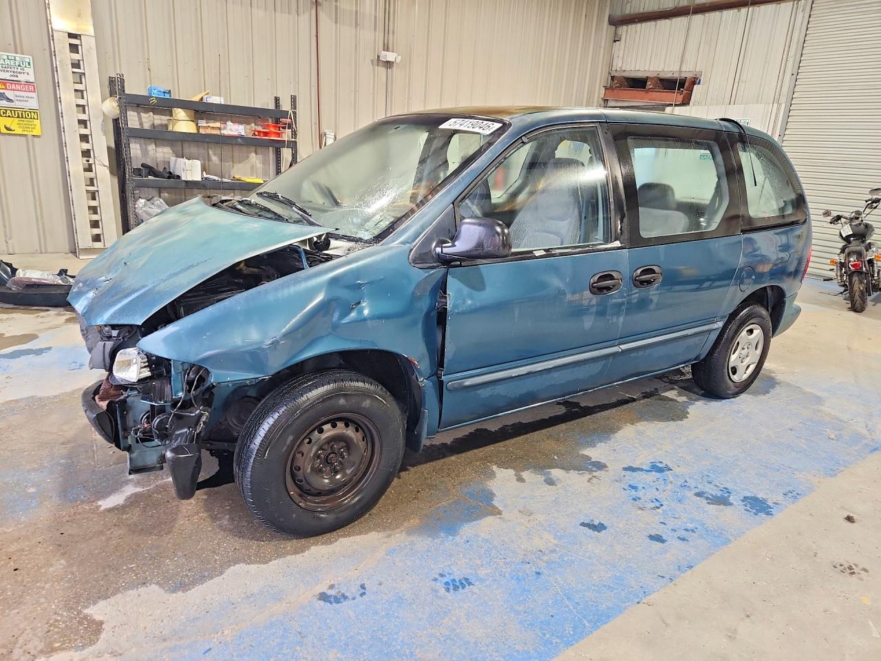 2000 Dodge Caravan, VIN 2B4FP25B8YR692602 — Перед