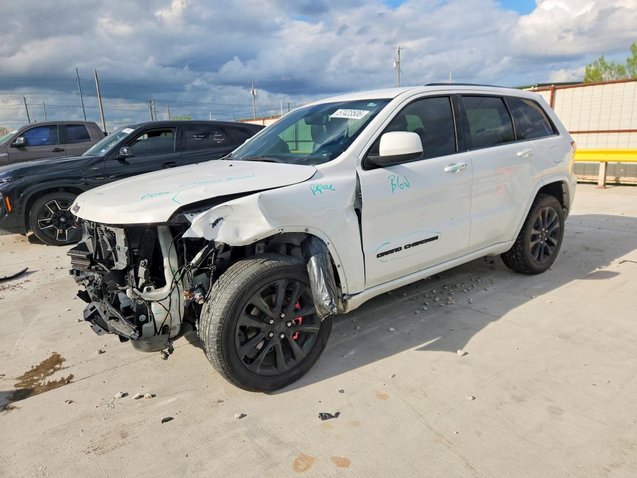 2020 Jeep Grand Cherokee Altitude, VIN 1C4RJEAGXLC202473 — Front end