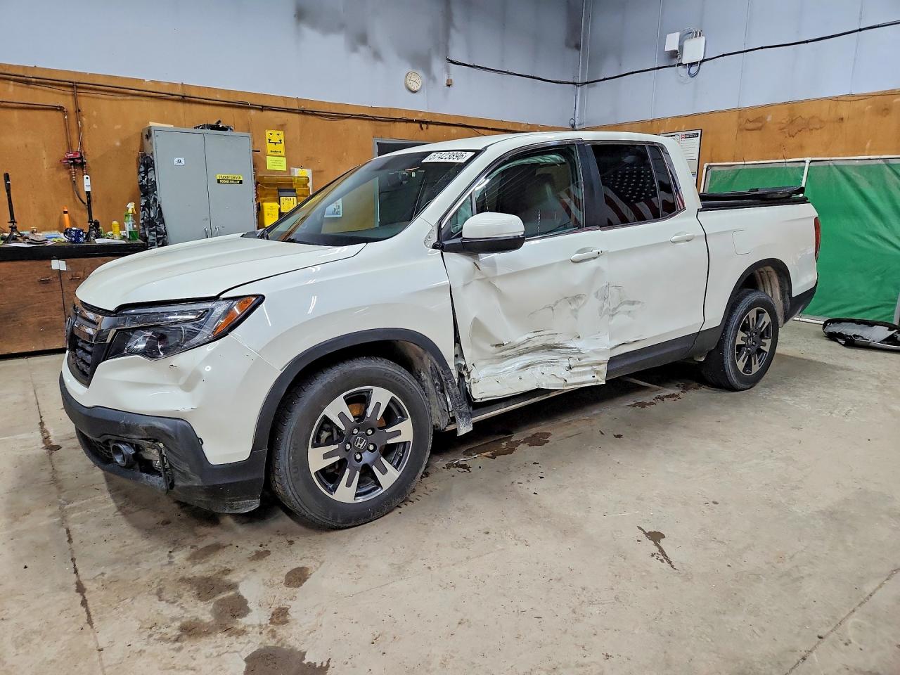 2017 Honda Ridgeline RTL-T, VIN 5FPYK3F6XHB030847 — Side