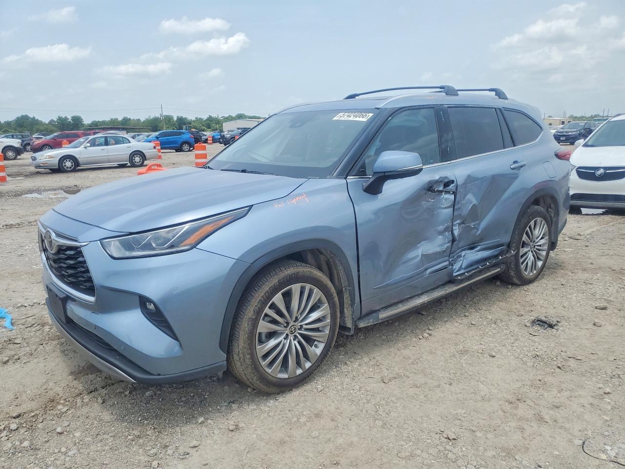 2022 Toyota Highlander Platinum, VIN 5TDFZRAH4NS137259 — Side