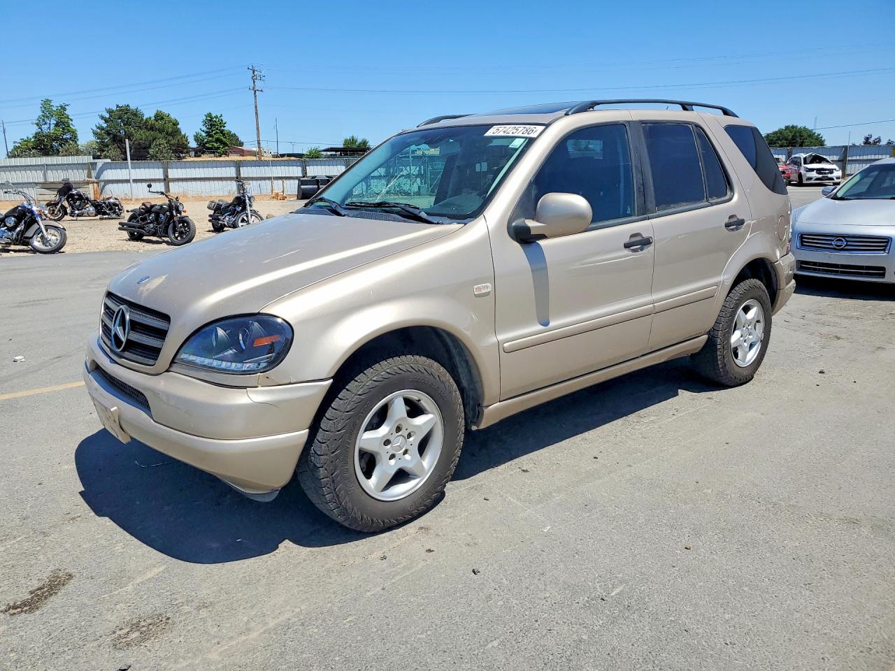 2001 Mercedes-Benz M 320/430/500, VIN 4JGAB54E61A277132 — Front end