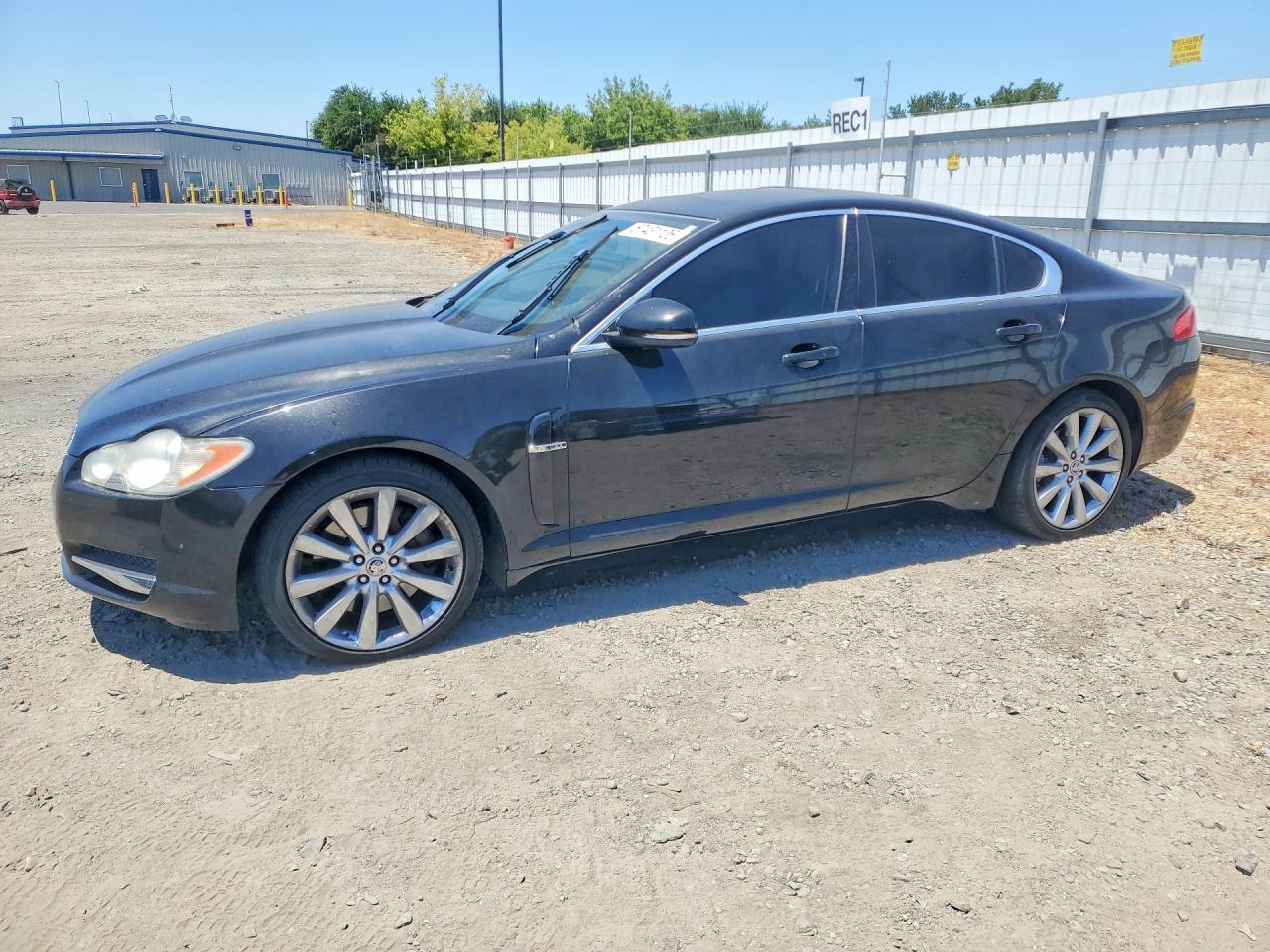 2010 Jaguar XF Premium Luxury, VIN SAJWA0GB6ALR49889 — Side