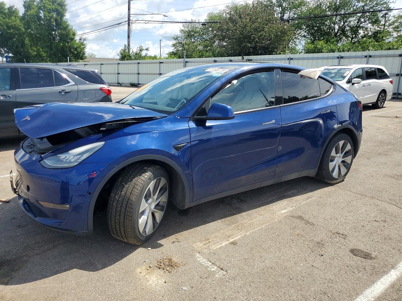 2021 Tesla Model Y Standard Range, VIN 5YJYGDED5MF116271 — Front end