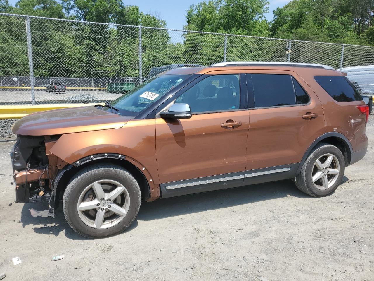 2017 Ford Explorer XLT, VIN 1FM5K8DH3HGC18639 — Front end