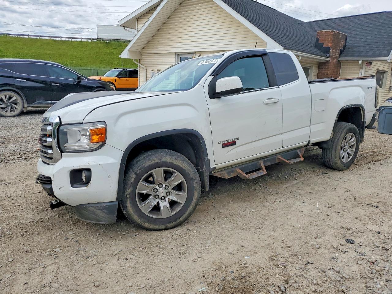 2018 GMC Canyon 4WD SLE, VIN 1GTH6CEN6J1201128 — Front end