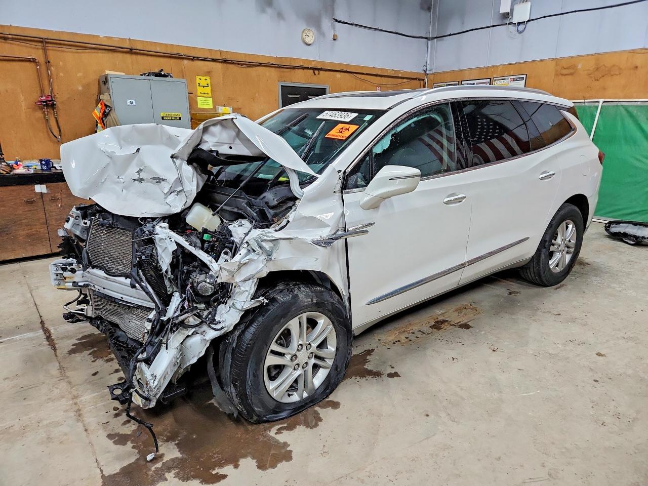 2021 Buick Enclave Essence, VIN 5GAEVAKW2MJ191484 — Перед