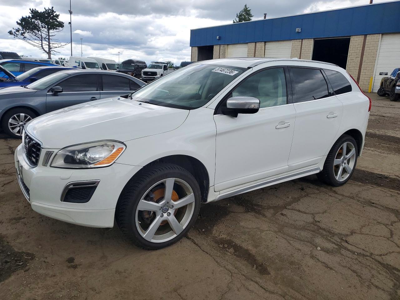 2011 Volvo XC60 3.2L, VIN YV4952DZ7B2202948 — Side