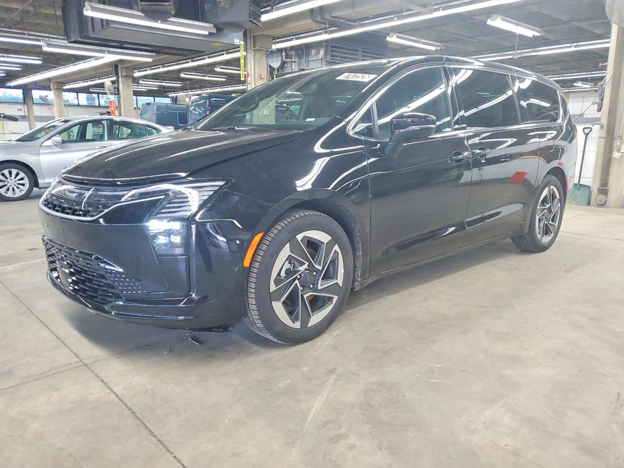 2027 Chrysler Pacifica Limited, VIN 2C4RC1GG4VR554050 — Front end