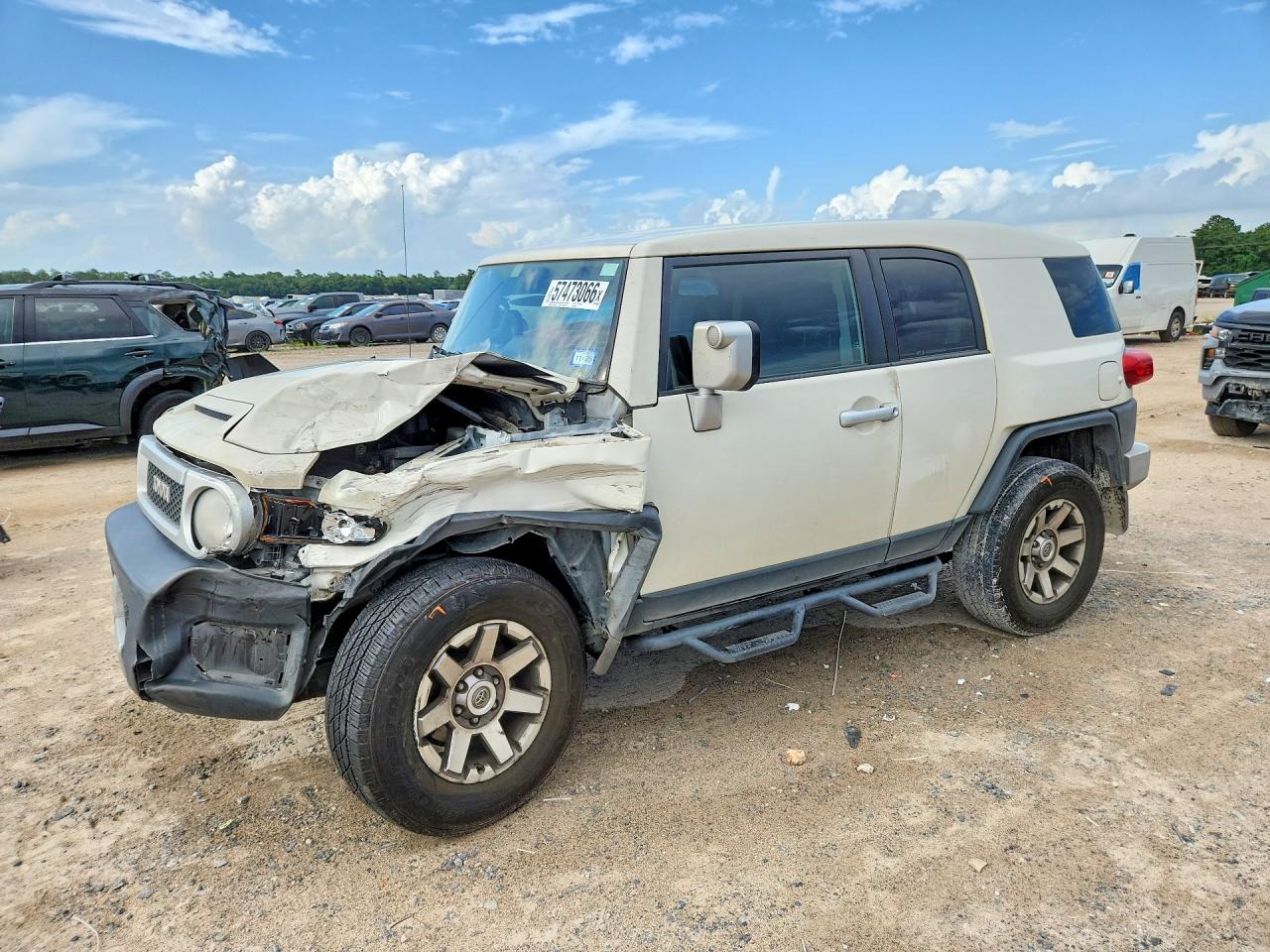 2014 Toyota FJ Cruiser, VIN JTEBU4BF0EK181792 — Front end