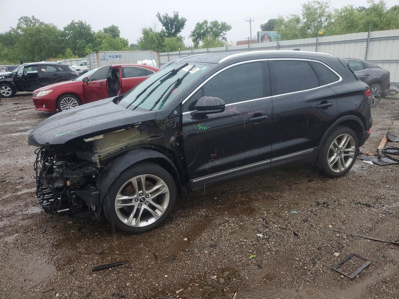 2017 Lincoln MKC Reserve, VIN 5LMCJ3D92HUL68861 — Front end