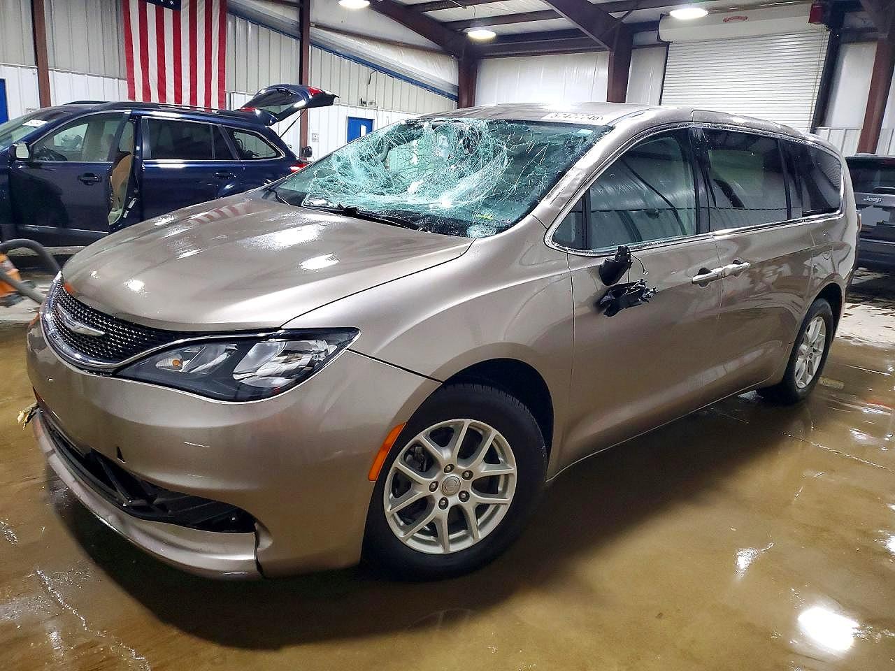 2017 Chrysler Pacifica LX, VIN 2C4RC1CG4HR578231 — Roof