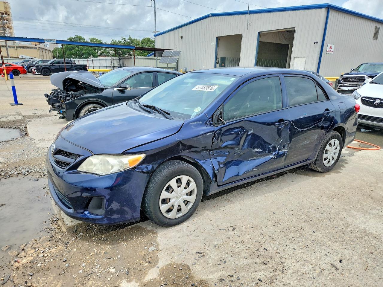 2013 Toyota Corolla LE, VIN JTDBU4EEXDJ118825 — Бок