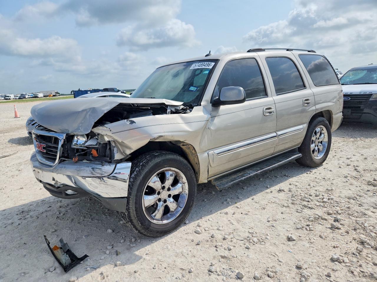 2005 GMC Yukon SLE, VIN 1GKEC13V65R232877 — Front end
