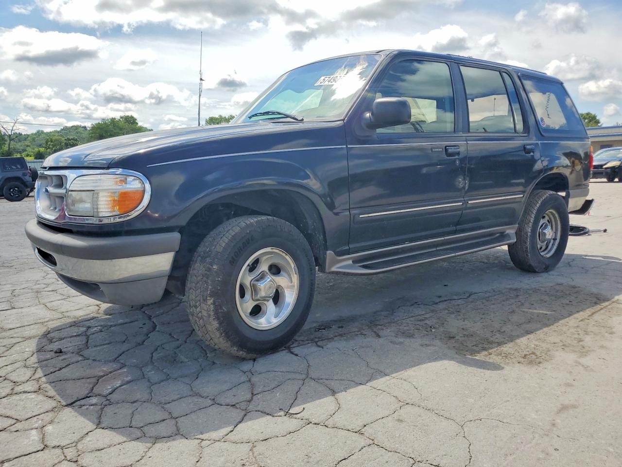 1996 Ford Explorer XL, VIN 1FMDU34X2TUC80110 — Rear end
