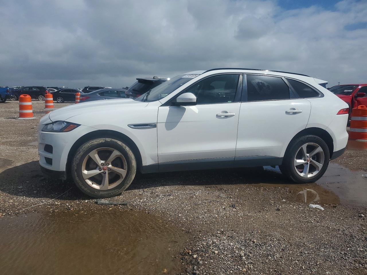 2017 Jaguar F-Pace 35t Premium, VIN SADCJ2BV1HA074469 — Minor dents and scratches