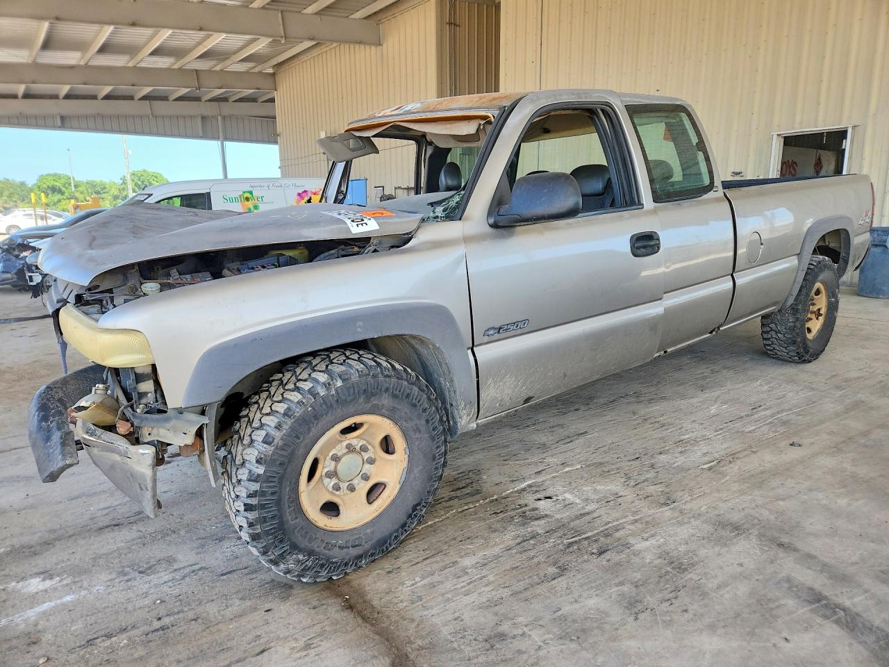 2000 Chevrolet Silverado 2500 LS, VIN 1GCGK29U9YE140430 — Front end