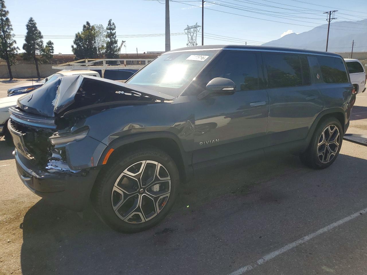 2025 Rivian R1S Adventure, VIN 7PDSGBBA2SN071477 — Front end