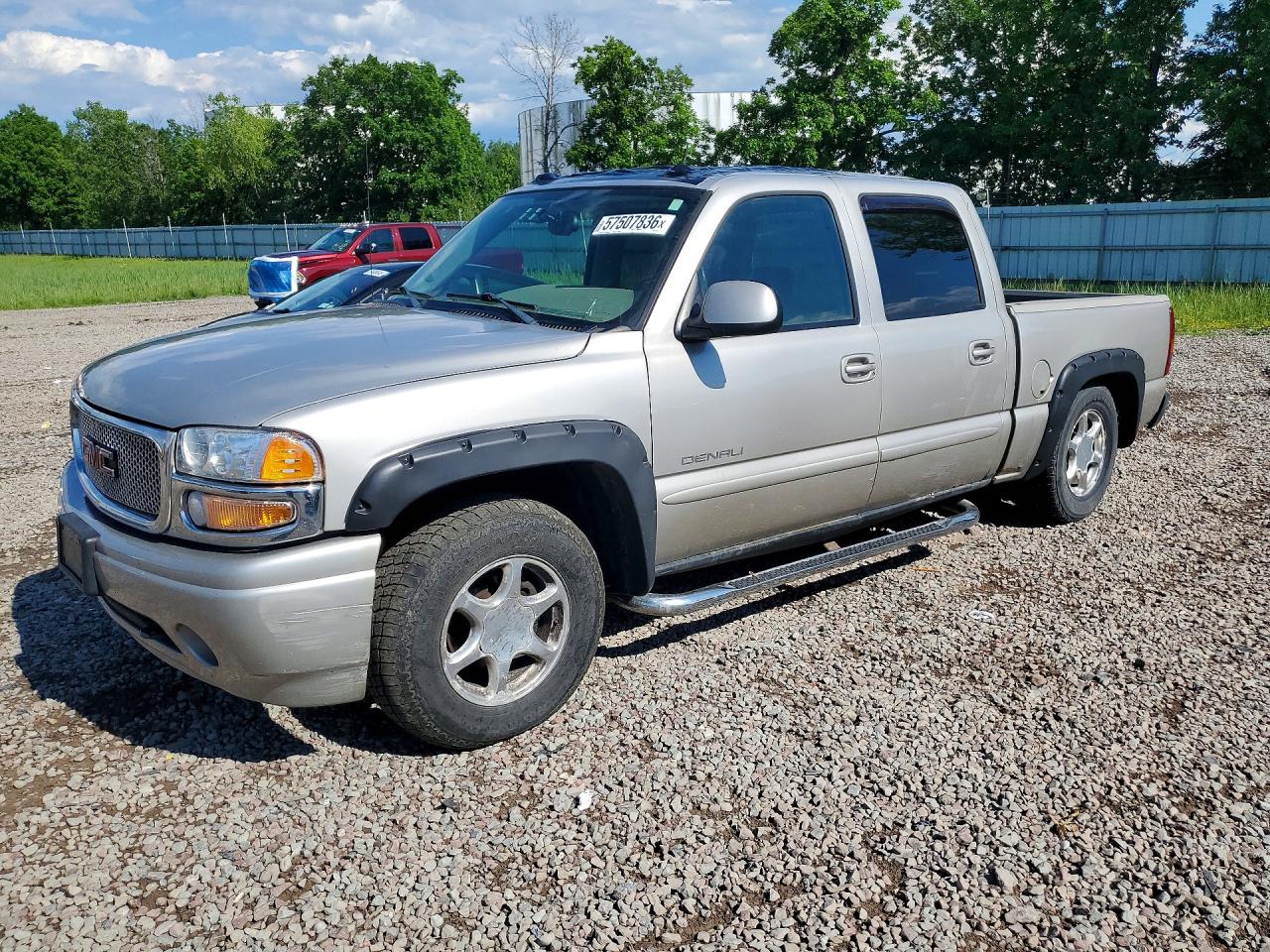 2005 GMC Sierra Denali, VIN 2GTEK63N151213724 — Side