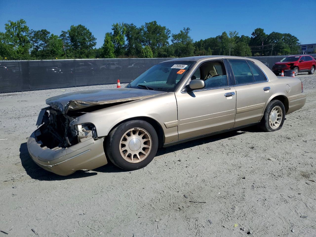1999 Ford Crown Victoria LX, VIN 2FAFP74W0XX115762 — Front end