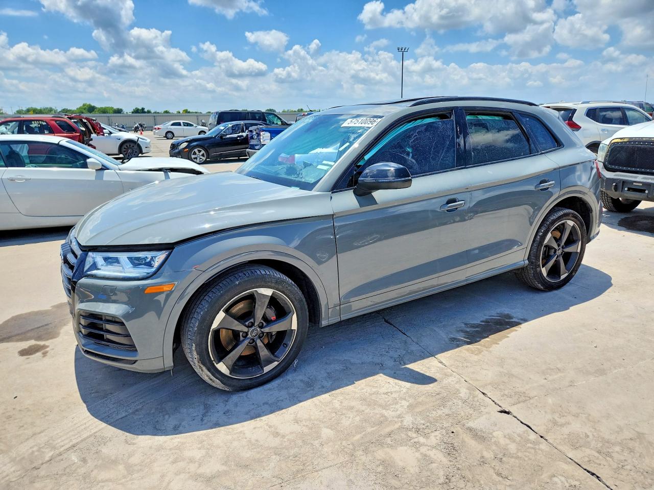 2019 Audi SQ5 Premium Plus, VIN WA1B4AFY4K2101138 — Бок