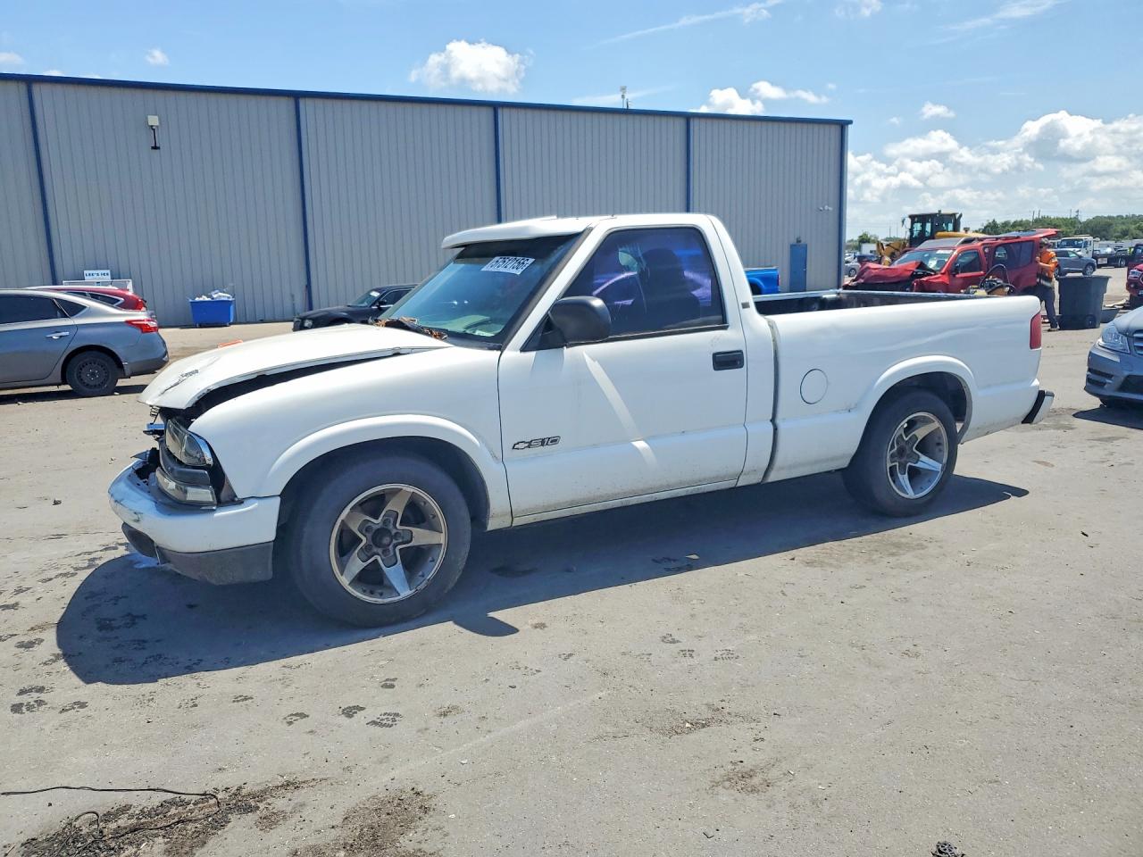 2003 Chevrolet S-10 LS, VIN 1GCCS14X438115176 — Front end