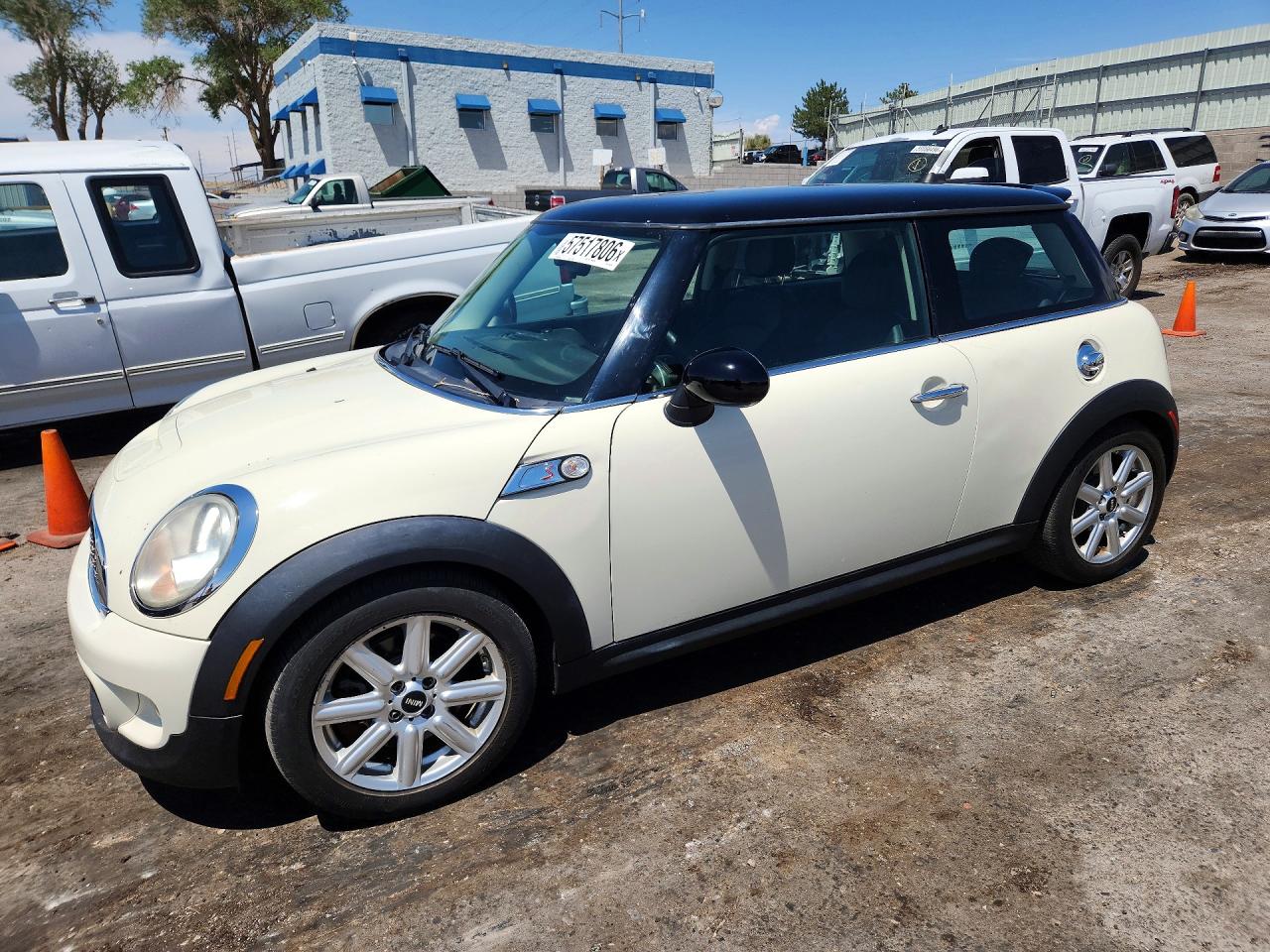 2011 MINI Hardtop S, VIN WMWSV3C52BTY23076 — Minor dents and scratches