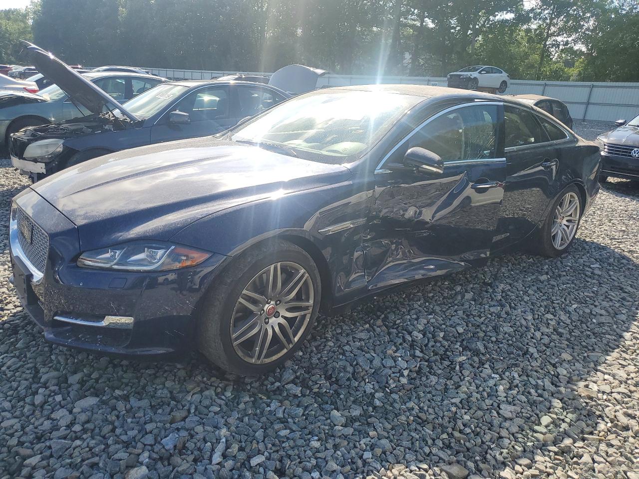 2017 Jaguar XJ Portfolio, VIN SAJWJ2GD3H8W10954 — Side