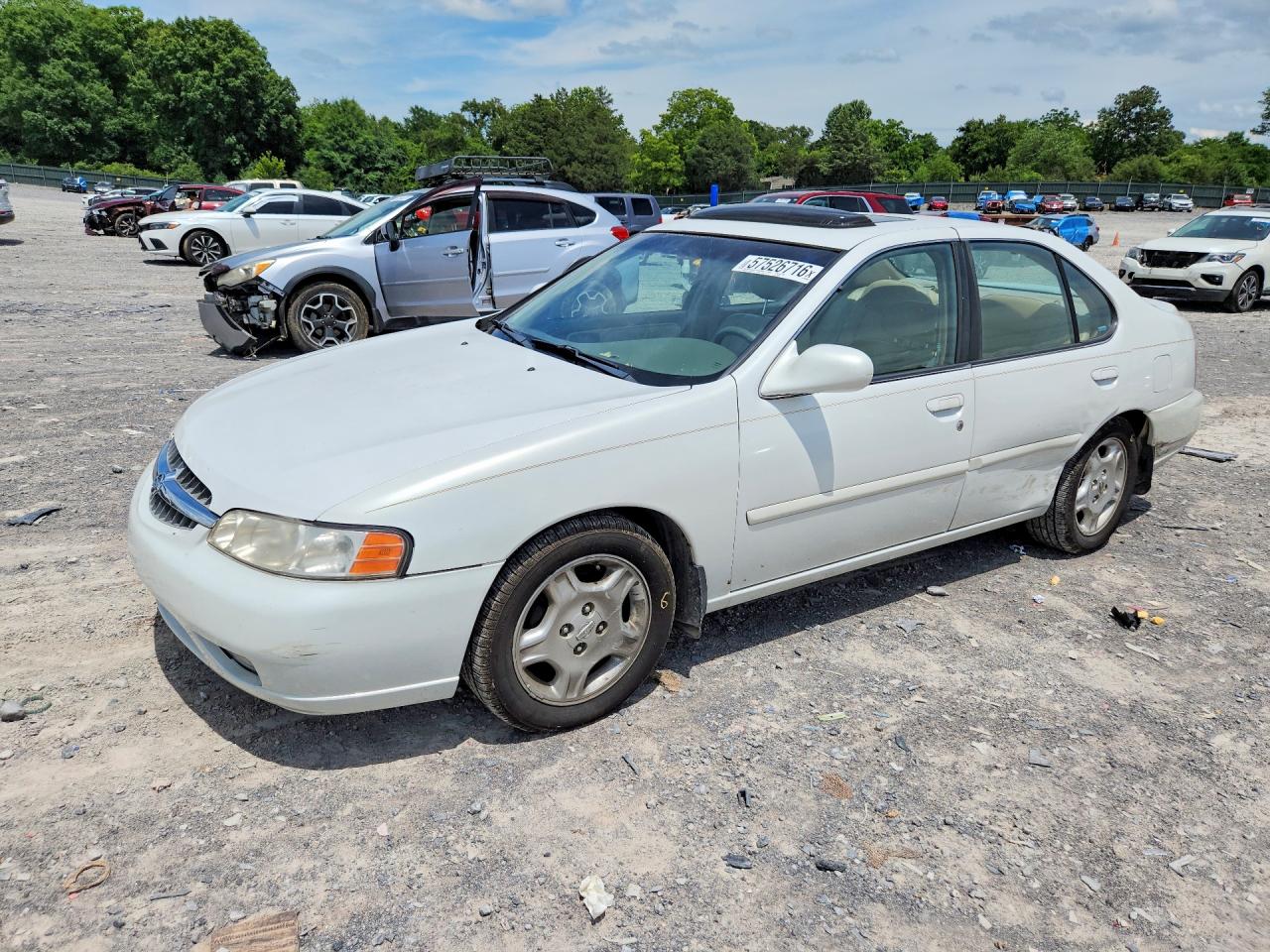2000 Nissan Altima GXE, VIN 1N4DL01A3YC154637 — Side