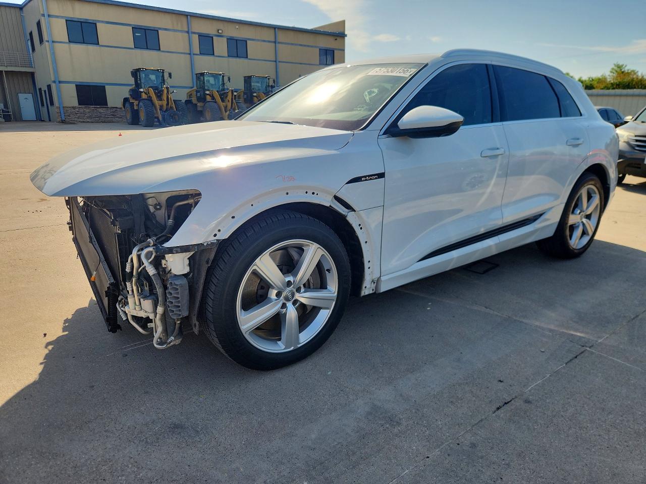 2019 Audi e-tron Premium Plus, VIN WA1LAAGEXKB009033 — Перед