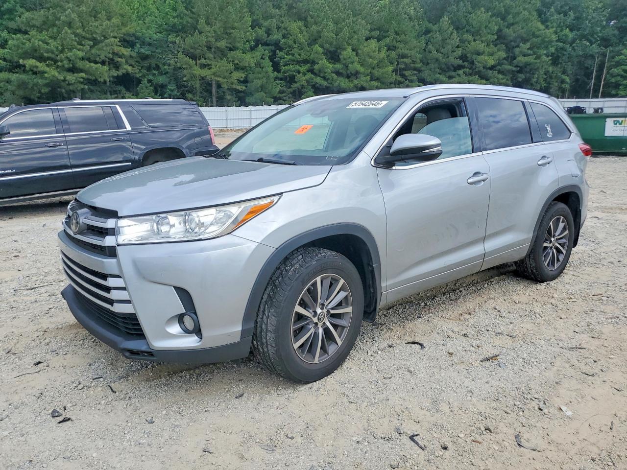 2018 Toyota Highlander XLE, VIN 5TDJZRFH1JS557753 — Minor dents and scratches