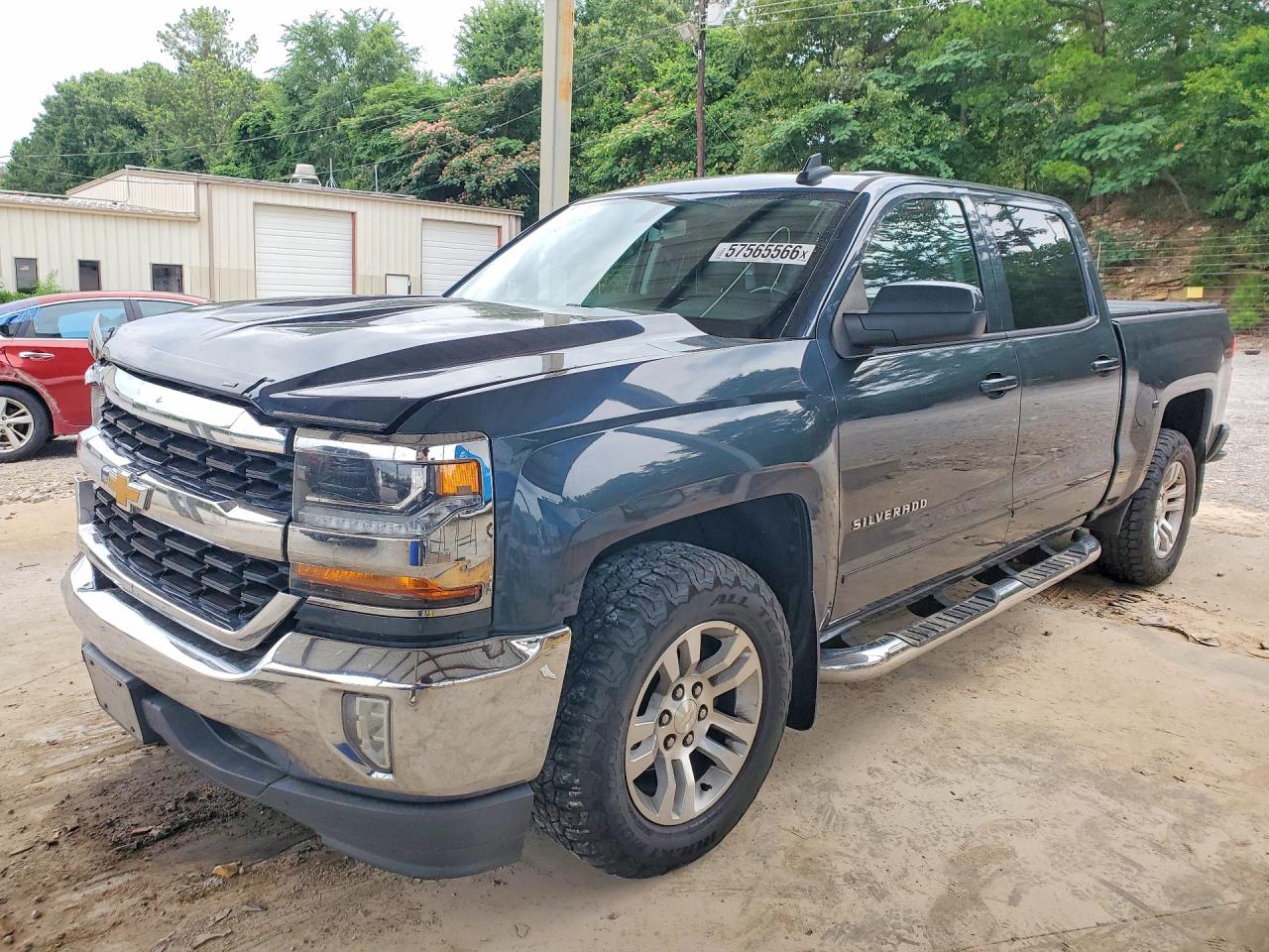 2018 Chevrolet Silverado 1500 LT, VIN 3GCPCREC1JG391976 — Front end