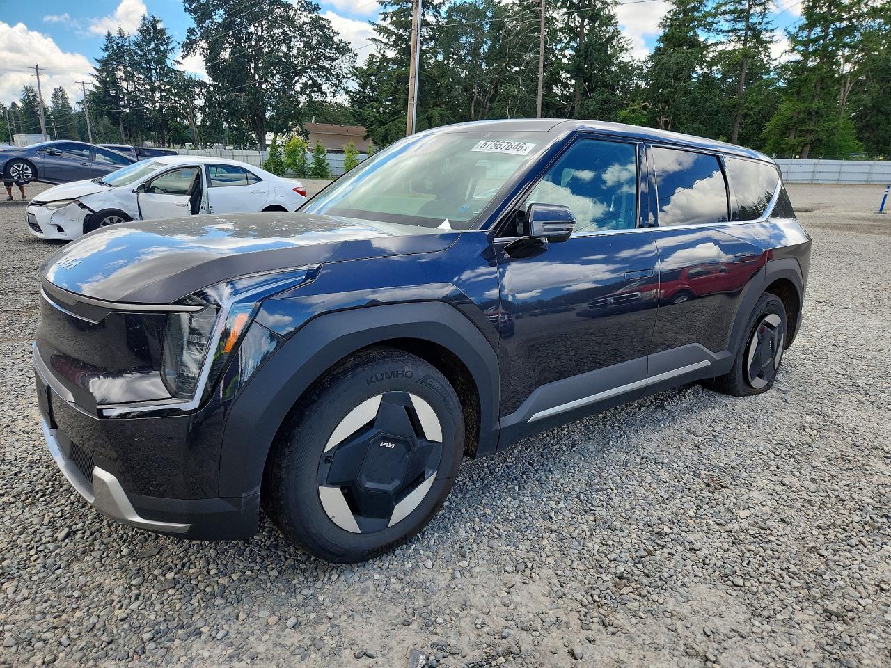 2026 Kia EV9 Light Long Range, VIN 5XYAB5S1XTG007165 — Side