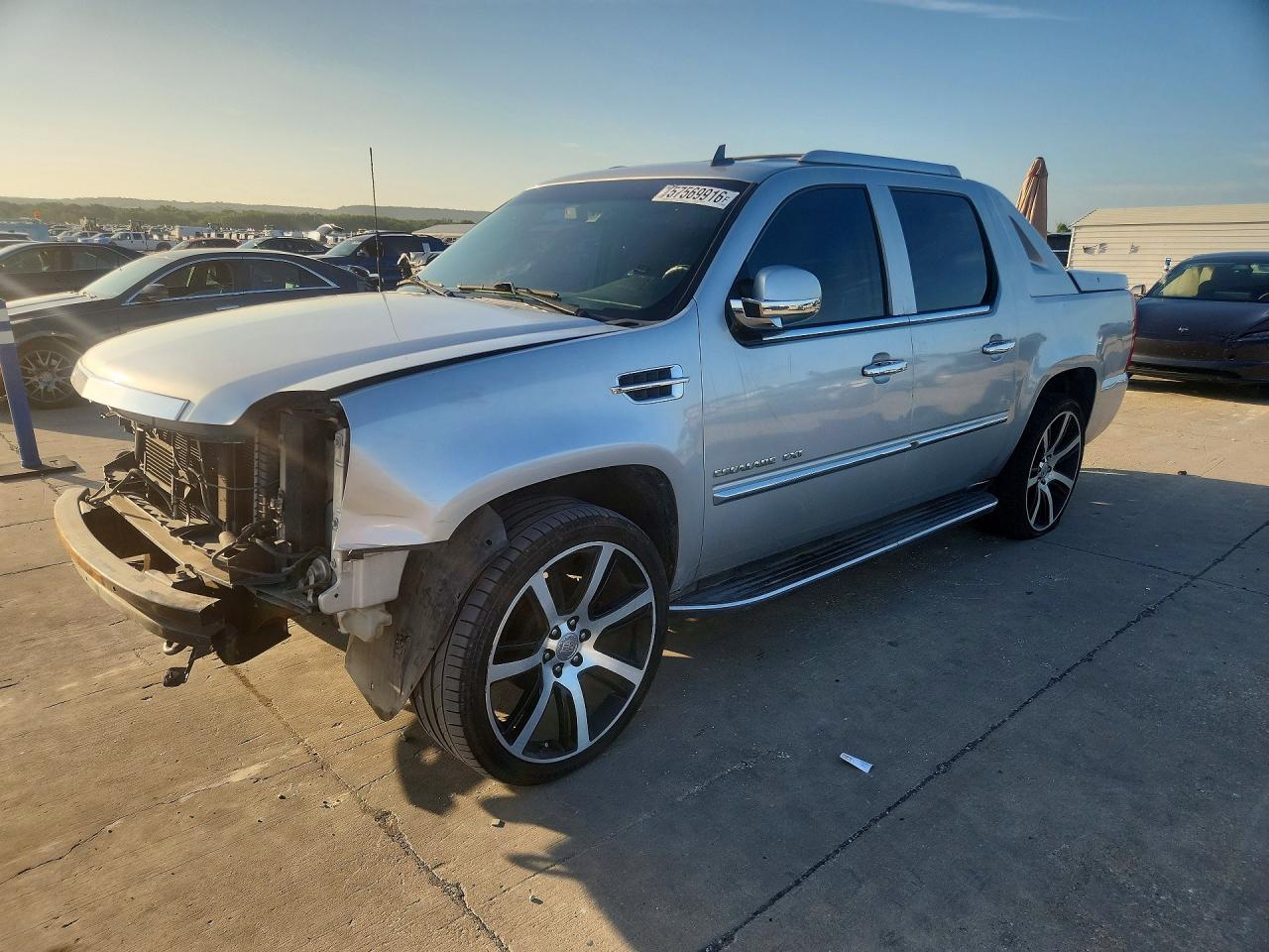 2011 Cadillac Escalade EXT Luxury, VIN 3GYT4MEF0BG108469 — Front end